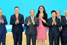 Le Premier ministre Nguyên Xuân Phuc et des délégués à la cérémonie de signature de l'EVFTA et l'EVIPA. Photo : NDEL.