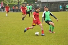Match opposant les étudiants vietnamiens (maillot rouge) aux singapouriens le 10 mai à Anvers. Photo : VNA