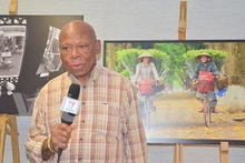 Joseph Ahekoe, directeur de publication du magazine «Francophonie Actualités» à cette exposition. Photo: VNA.
