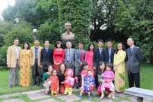 Des représentants de la communauté des Vietnamiens résidant au Mexique prennent des photos souvenirs devant la statue du Président Hô Chi Minh dans l’enceinte de l’Ambassade du Vietnam. Photo: VNA.