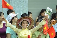 Une Vietnamienne exprime son patriotisme lors de la parade militaire de cette Fête nationale. Photo: Phan Linh/NDEL.