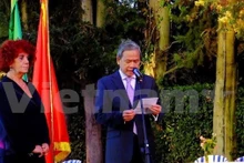 L'ambassadeur vietnamien en Italie, Cao Chinh Thiên (à droite), et la vice-présidente du Sénat ​italien, Valeria Fedeli, lors d’un banquet en l'honneur du 70e anniversaire de la Fête nationale du Vietnam. Photo: VNA.