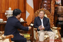 Khieu Kanharith, membre du Comité central du Parti populaire cambodgien et ministre de l'Information, partage ses souvenirs avec le Journal Nhân Dân.