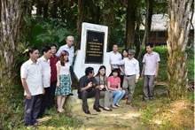 Des journalistes du Journal Nhân Dân avec les dirigeants du district de Chiêm Hoa et de la commune de Kim Binh à côté de la stèle marquant le lieu où le Journal Nhân Dân est né au site historique national spécial de Kim Binh. Photo : NDEL.