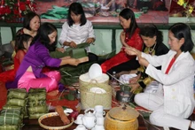 Des Vietnamiens de Vientiane participent à la confection des banh chung. Photo : NDEL.