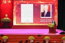 Le rédacteur en chef du Journal Nhân Dân, chef adjoint de la Commission centrale de la Propagande et de l’Éducation du PCV et président de l’Association des Journalistes du Vietnam, Thuân Huu, présente la lettre de félicitations du SG du PCV et Président Nguyên Phu Trong au Journal Nhân Dân à l’occasion du 70e anniversaire de son premier numéro (11 mars 1951 - 11 mars 2021). Photo : NDEL.