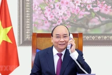 Le PM Nguyên Xuân Phuc s’entretient avec le secrétaire général et Premier ministre du Parti populaire révolutionnaire laotien Thongloun Sisoulith, et le président du Parti du peuple cambodgien et Premier ministre Samdech Techo Hun Sen. Photo : VNA.