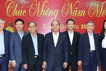 Le Premier ministre Nguyên Xuân Phuc (au centre) lors de la rencontre avec d’anciens dirigeants du Parti, de l’État et des localités de la région centrale, le 6 février à Dà Nang. Photo : VGP.