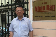L'auteur pose pour une photo devant le siège du Journal « Nhân Dân ». Cette photo est fournie par l'auteur de cet article.