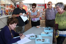Dans le stand du Journal Nhân Dân lors de la Fête de l’Humanité. Photo : NDEL.
