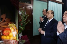 Le PM Nguyên Xuân Phuc offre de l'encens pour commémorer le défunt Président Hô Chi Minh. Photo : VGP.