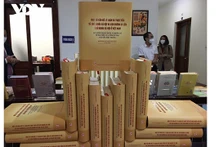 Le Livre intitulé "Certaines questions théoriques et pratiques du socialisme et du chemin vers le socialisme au Vietnam - des opinions nationales et internationales sur l'article du Secrétaire général du Parti Nguyên Phu Trong ». Photo : VOV.