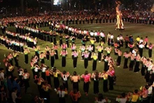 La dance "xòe" est pratiqué par les Thái dans quatre provinces de Yên Bai, Lai Châu, Son La et Diên Biên. Photo : VNA.