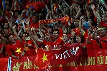 Les supporteurs vietnamiens expriment leur joie pour la victoire du Vietnam. Photo: Hai Dang/NDEL.