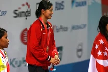 La nageuse Anh Viên sur le podium avec deux médailles d’or. Photo: Hai Dang/NDEL.