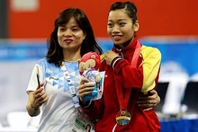 La gymnaste Phan Thi Hà Thanh partage sa victoire avec l’entraineuse. Photo: Hai Dang/NDEL.