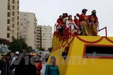 Le ao dài du Vietnam attire les amis étrangers au Carnaval traditionnel de Limassol, en R. de Chypre. Photo: VNA.
