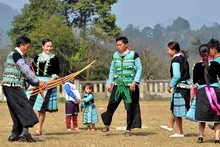 La danse accompagnée du Khèn (une sorte de flûte) des H'mong. Photo: VNA.