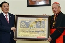 Président du Comité populaire de Hanoi, Nguyên Thê Thao (à gauche) et l'archevêque de Hanoi, Nguyên Van Nhon. Photo: hanoimoi.