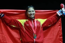 La sportive Hoàng Thi Loan du penkat-silat exprime sa joie en recevant sa médaille d’or. Photo: NDEL.