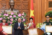 Le tireur Hoàng Xuân Vinh reçoit l’Ordre du travail, 1ère classe. Photo: VOV.