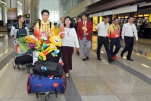 Des sportives vietnamiennes à l'aéroport de Nôi Bài. Photo: tdtt.gov.vn.
