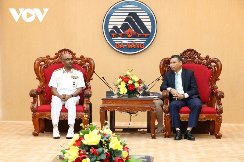 Le vice-président permanent du Comité populaire municipal de la ville de Da Nang, Ho Ky Minh (à droite), et le contre-amiral Susheel Menon. Photo : VOV.