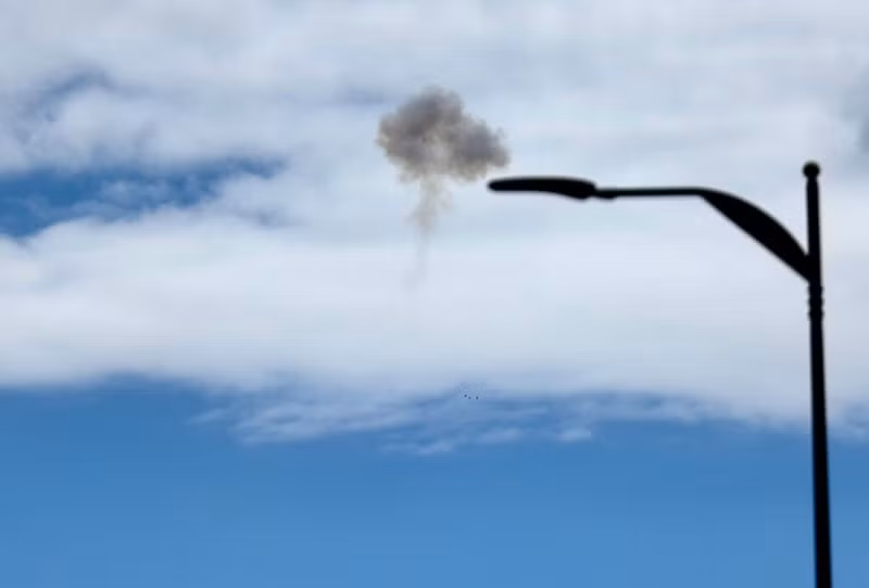 De la fumée s'élève au-dessus de Jérusalem, en Israël, le 28 février 2026. Photo : Xinhua/VNA.
