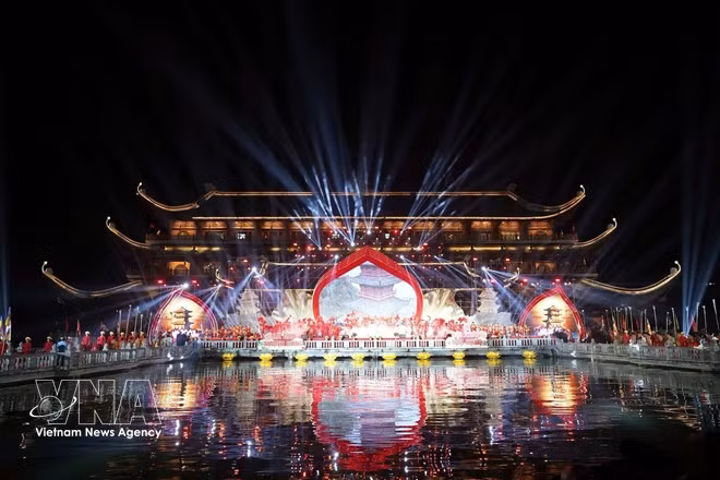 La cérémonie officielle a été immédiatement suivie du programme artistique « Tam Chuc Concert 2026 », brillamment mis en scène par le réalisateur Mai Thanh Tung, avec la participation de nombreux artistes célèbres. Photo : VNA