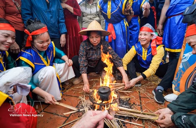 L’épreuve de cuisson du riz se déroule dans la cour de la maison communale de Thi Cam. Photo : VNA.