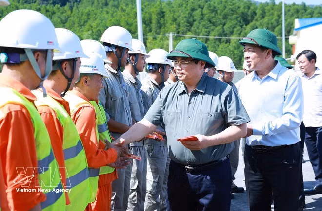 Le Premier ministre Pham Minh Chinh encourage les unités de construction travaillant sur le tronçon Hoai Nhon - Quy Nhon du projet d'autoroute. Photo : VNA.