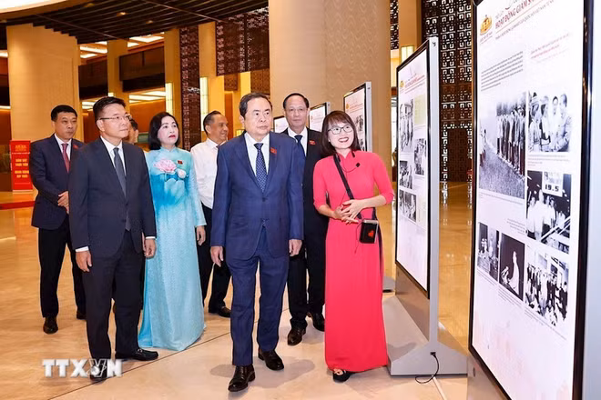 Le président de l'AN du Vietnam, Tran Thanh Man, et des délégués visitent une exposition de photos sur les activités de surpervision de l'AN. Photo : VNA.