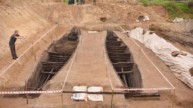 Vue d’ensemble du bateau à double coque unique après l’excavation d’urgence au chef-lieu de Thuan Thanh, province de Bac Ninh. Photo : NDEL.