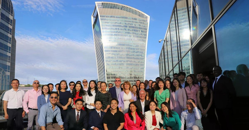 Les dirigeants, les membres de la VIFA UK et les invités. Photo : VNA.