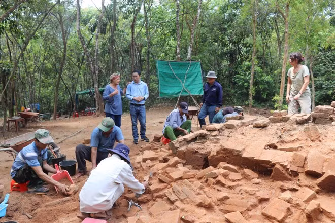 Des responsables locaux et des experts indiens inspectent les travaux de restauration de tours. Photo : VNA.