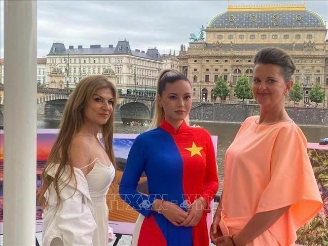 Lors du programme de promotion touristique du Vietnam, intitulé « Tournée touristique du Vietnam en Europe », à Prague, le 27 juin. Photo : VNA.