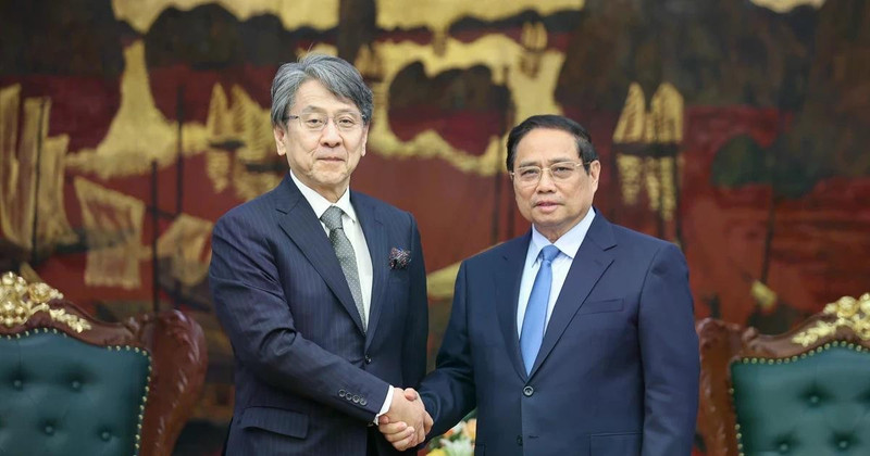 Le Premier ministre vietnamien Pham Minh Chinh (à droite) rencontre à Hanoi Maeda Tadashi, président du Conseil d’administration de la JBIC. Photo : VNA.