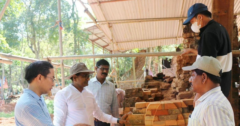 Des experts vietnamiens et indiens supervisent les travaux de restauration de la tour F. Photo : VNA.