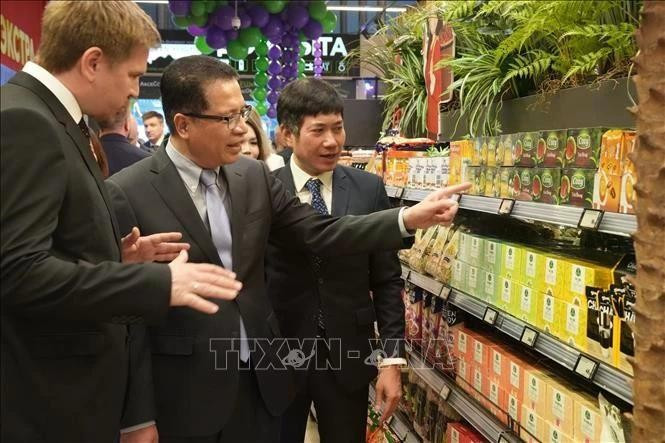 L’ambassadeur du Vietnam en Russie, Dang Minh Khoi (2e) lors de la cérémonie d’ouverture du premier stand des denrées alimentaires vietnamiennes. Photo : VNA.