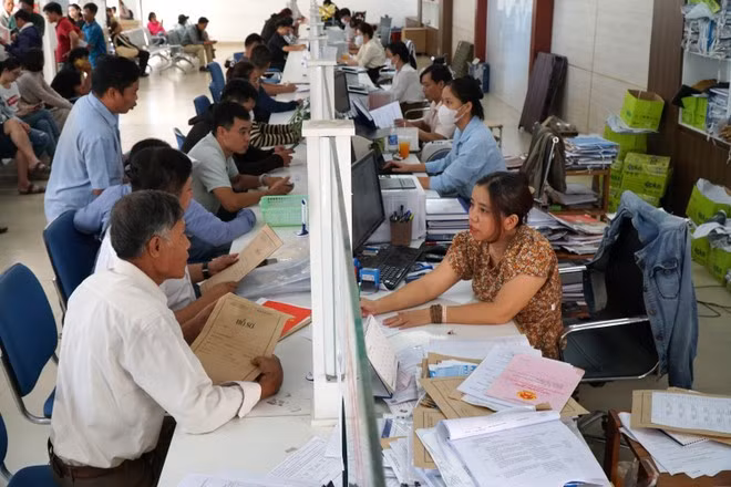 Des personnes se présentent au guichet unique du Comité populaire du district de Hoa Vang, à Da Nang. Photo : VNA.