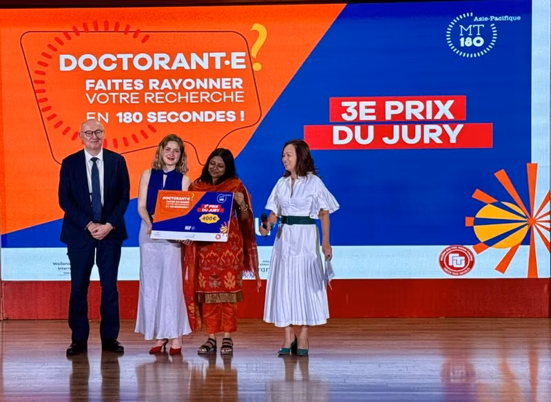 La remise du troisième prix aux deux candidates Krithika SANJEEVI, venue d’Inde, et Heidi BULA, doctorante à l’Université de Melbourne, en Australie, par le délégué général de Wallonie-Bruxelles au Vietnam, Pierre Du Ville.