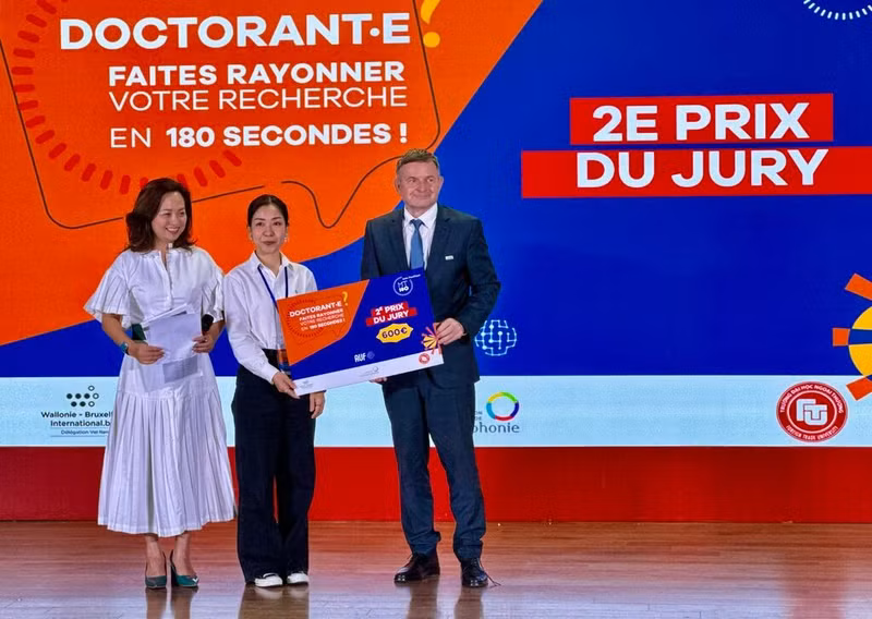 La remise du deuxième prix à Boutsakhone KEORODOM, venue du Laos, actuellement doctorante en économie du tourisme, de l’Université Ritsumeikan Asia Pacific, au Japon, par le représentant de l’OIF pour l’Asie et le Pacifique, Edgar Doërig.