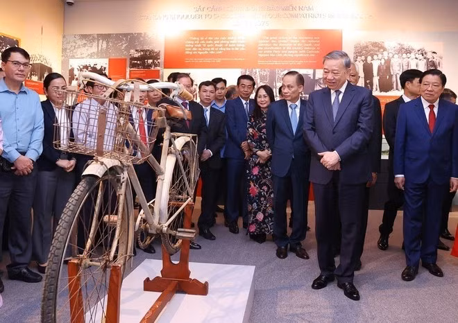 Le secrétaire général du PCV, To Lam, visite l'exposition. Photo : VNA.