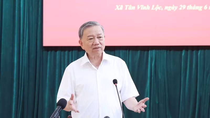 Le secrétaire général du PCV, To Lam, travaille avec la Permanence du Comité du Parti de la commune de Tan Vinh Loc, à Ho Chi Minh-Ville. Photo : VNA.
