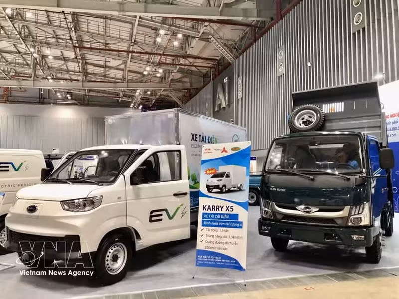 Le Vietnam prolonge officiellement l’application d’un taux de 0 % pour les frais d’immatriculation des voitures électriques à batterie, et ce jusqu’au 31 décembre 2030. Photo : VNA.