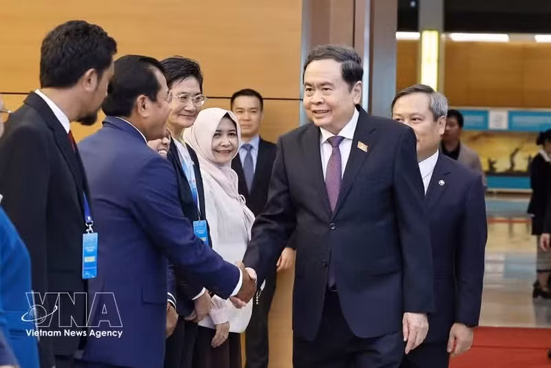 Le président de l’Assemblée nationale (AN), Tran Thanh Man, reçoit une délégation des hauts dirigeants des villes de l’ASEAN participant à la Conférence des dirigeants des villes de l’ASEAN. Photo : VNA.