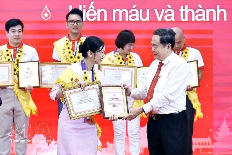 Le président de l’Assemblée nationale Tran Thanh Man remet des satisfecits à une donneuse de sang. Photo : VNA.