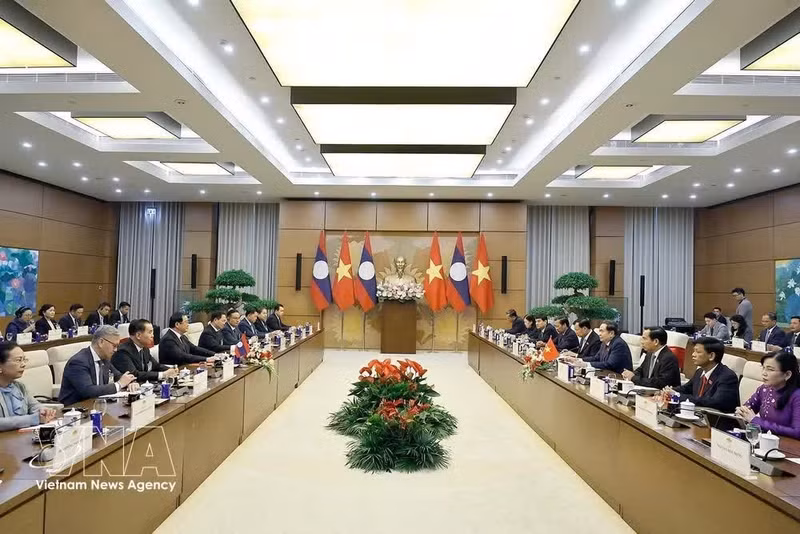 Entrevue entre le président de l'Assemblée nationale du Vietnam, Tran Thanh Man, et le Premier ministre lao, Sonexay Siphandone. Photo : VNA.