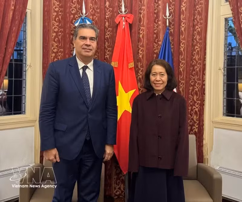 L’ambassadrice Ngo Minh Nguyet et le sénateur Jorge Milton Capitanich, président du Groupe d’amitié asiatique du Sénat argentin, à l’ambassade du Vietnam en Argentine, le 8 juin. Photo : VNA.