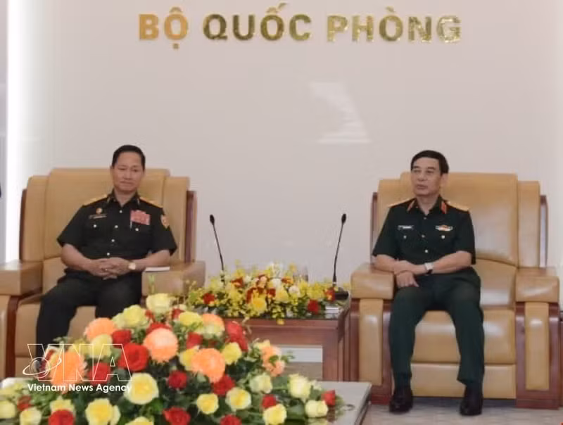 Le général Phan Van Giang reçoit le 9 juin à Hanoï le général Khamliang Outhakaysone. Photo : VNA.